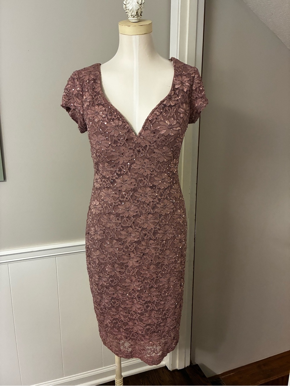 connected apparel Mauve Lace V-Neck Midi Dress